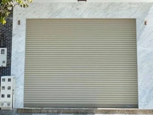 Cửa cuốn thông minh khẳng định vị thế trong kiến trúc đô thị hiện đại